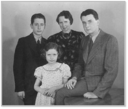 Ehefrau Johanna mit den Kindern Hermann, Werner und Edith 1940
