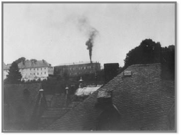 Rauchender Schornstein des Krematoriums in Hadamar um 1941 aus ‚Der blutige Karfreitag in Offenbach‘ v. H. P. Koller